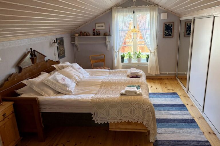 Dubbelsäng i dubbelrum Ragnhild på Wallhalla Bed & Breakfast i Vännfors